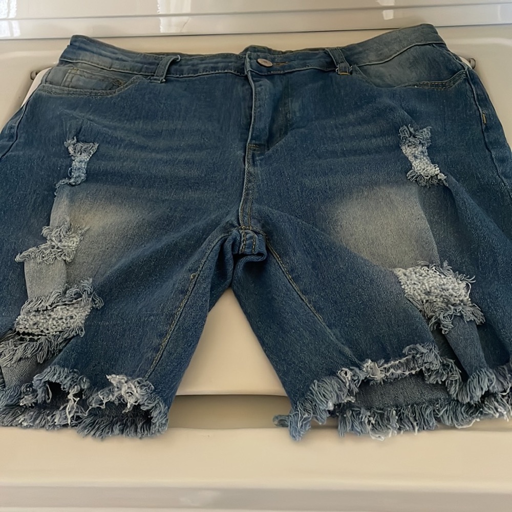 Jeans Woman’s Cutely Distressed Shorts Sz XL - Picture 5 of 8